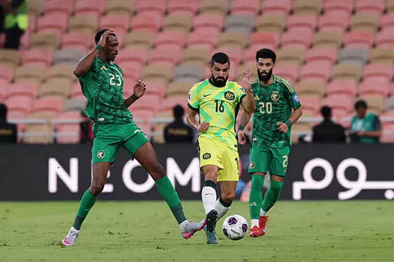 الأخضر يتعثر على ملعبه: أستراليا تحجز مقعداً للسعودية في ملحق كأس العالم 2026