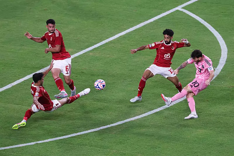 الأهلي يعيق انطلاقة ميسي في كأس العالم للأندية بعد فقدان الكرة 25 مرة